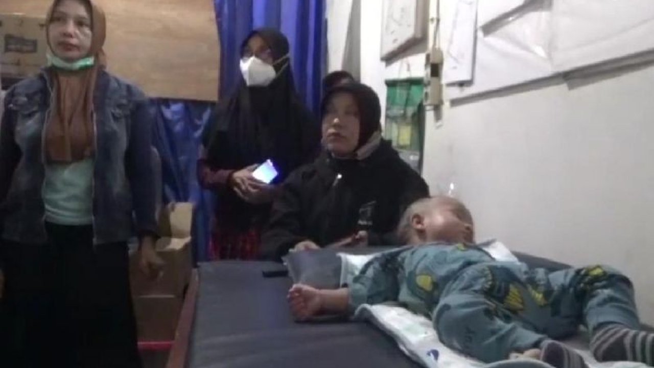 Polisi Jombang menemukan bayi laki-laki berusia sekitar empat bulan yang diduga dibuang di sebuah warung kosong di Dusun Jaten, Desa Jatipelem, dan kini tengah melakukan penyelidikan untuk mengungkap kasus tersebut.