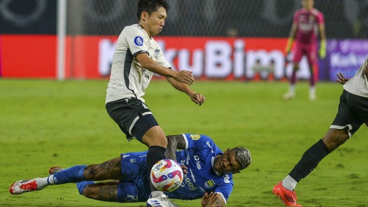 Kemenangan Persib Bandung atas PSM Makassar dengan skor 1-0 didedikasikan untuk pelatih Bojan Hodak yang absen karena akumulasi kartu kuning, sekaligus memperkuat posisi mereka di puncak klasemen Liga 1.