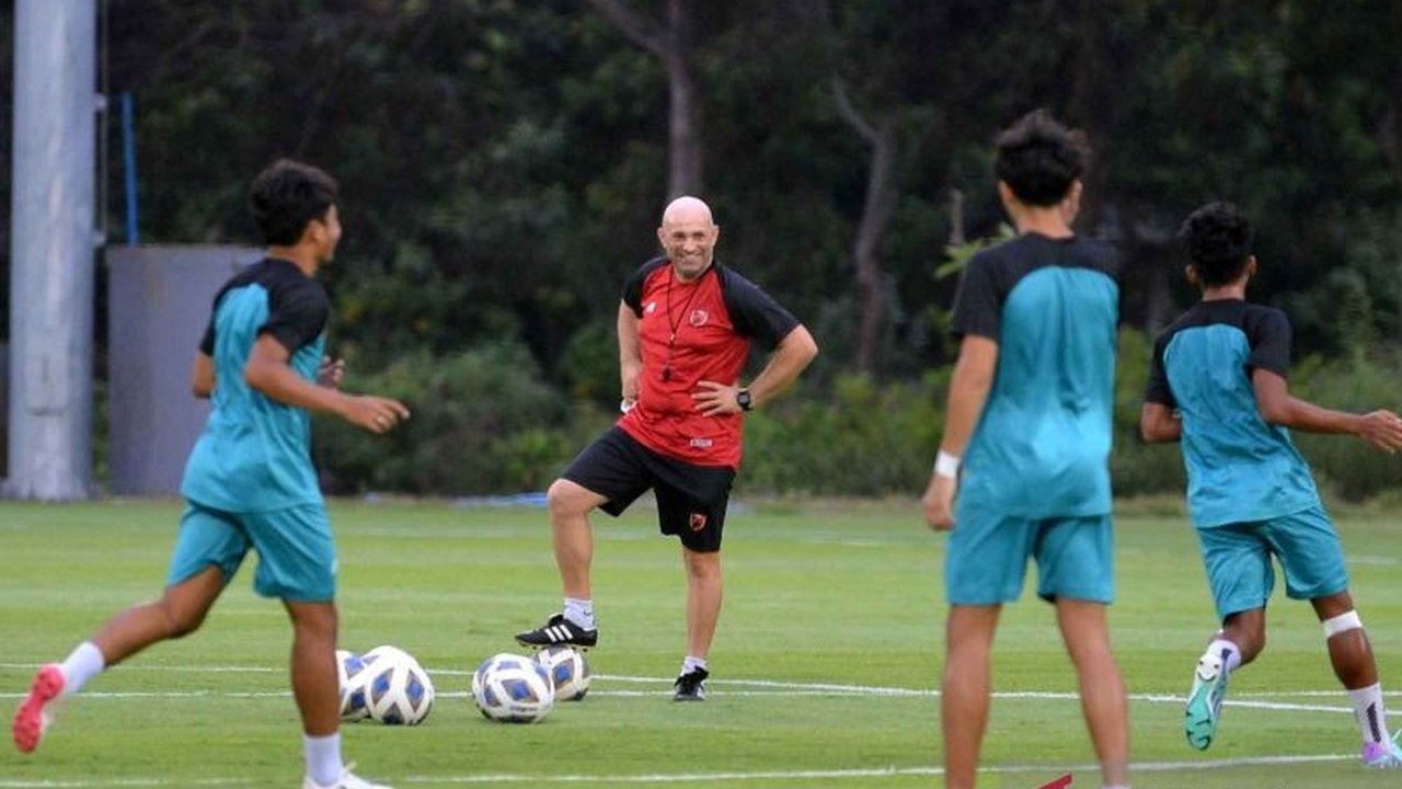 Pelatih PSM Makassar, Bernardo Tavares, tetap mengapresiasi perjuangan timnya meskipun kalah dari Persib Bandung, dan kini fokus mempersiapkan diri untuk menghadapi Thanh Hoa di AFF Club Championship.