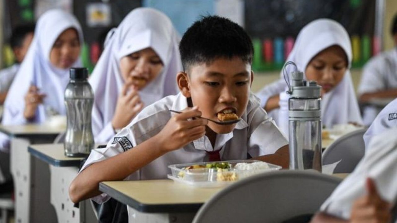 Pelaksanaan program Makan Bergizi Gratis (MBG) tahap ketiga di Sumsel ditunda hingga 17 Februari 2025, melibatkan 10 titik dapur di berbagai daerah, dengan PPJI sebagai mitra distribusi.