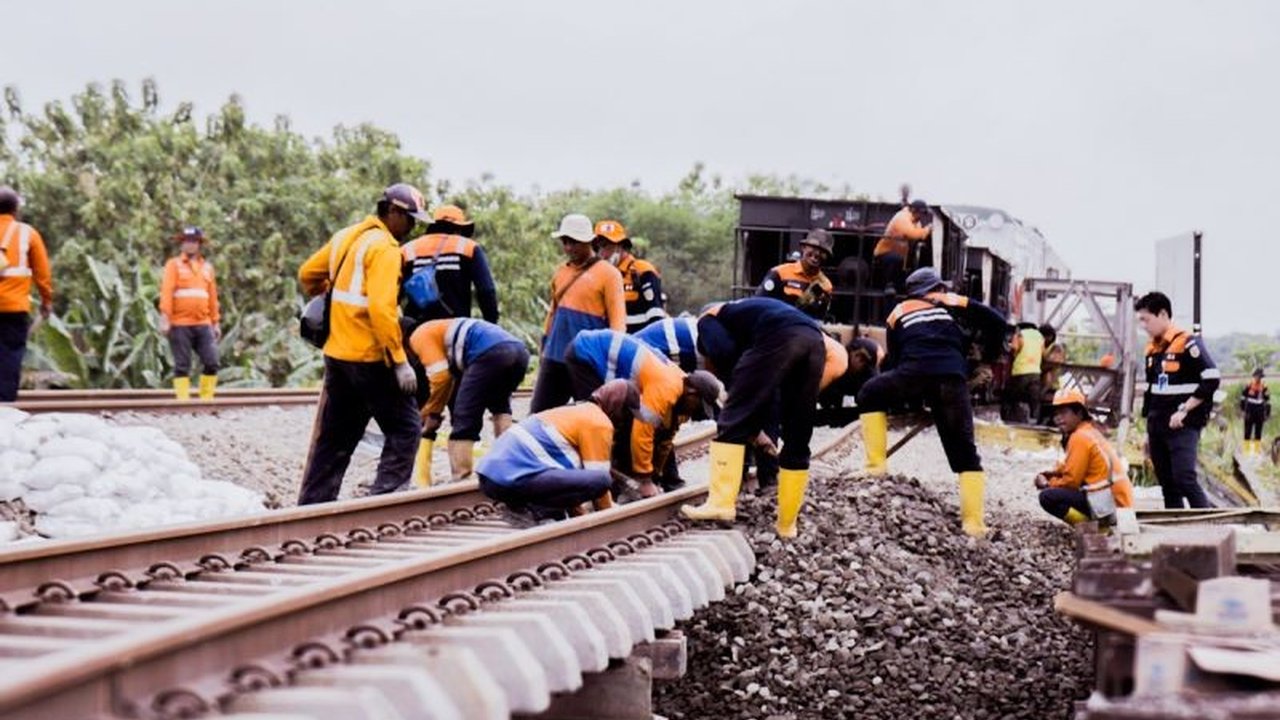 PT Kereta Api Indonesia (KAI) menargetkan jalur kereta api di Grobogan, Jawa Tengah yang terdampak banjir akan kembali beroperasi normal pada 5 Februari 2025 setelah dilakukan perbaikan jalur rel yang terdampak banjir.