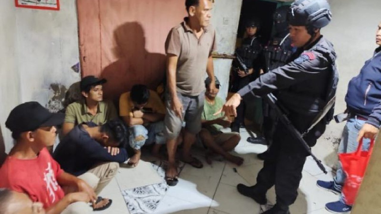 Tujuh orang ditangkap di Medan, Sumatera Utara, karena diduga terlibat penyalahgunaan narkoba dalam sebuah operasi gabungan patroli malam yang dilakukan oleh Satuan Brimob Polda Sumut dan Polrestabes Medan pada Minggu, 2 Februari 2024.