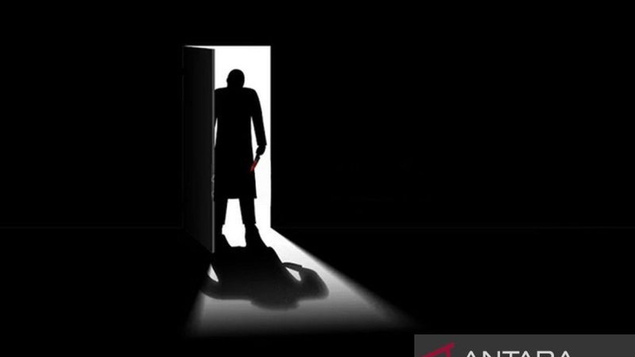 Seorang karyawan bengkel di Ciracas, Jakarta Timur, ditemukan tewas dengan luka tusuk pada Jumat malam, 31 Januari 2024; polisi menduga pelaku berinisial EHS dan tengah menyelidiki kasus tersebut.