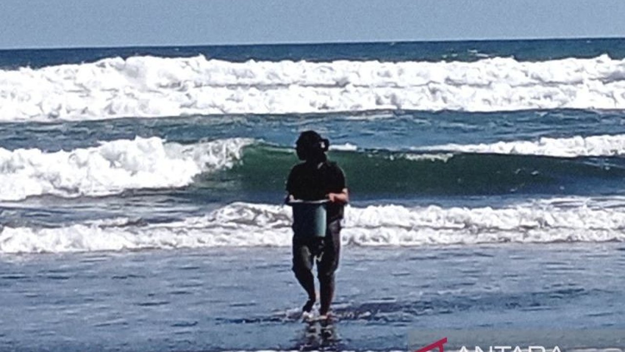 BMKG memperingatkan potensi gelombang sangat tinggi hingga 6 meter di Samudra Hindia selatan Jawa Tengah hingga 5 Februari 2025, mengancam keselamatan pelayaran dan aktivitas wisata pantai.