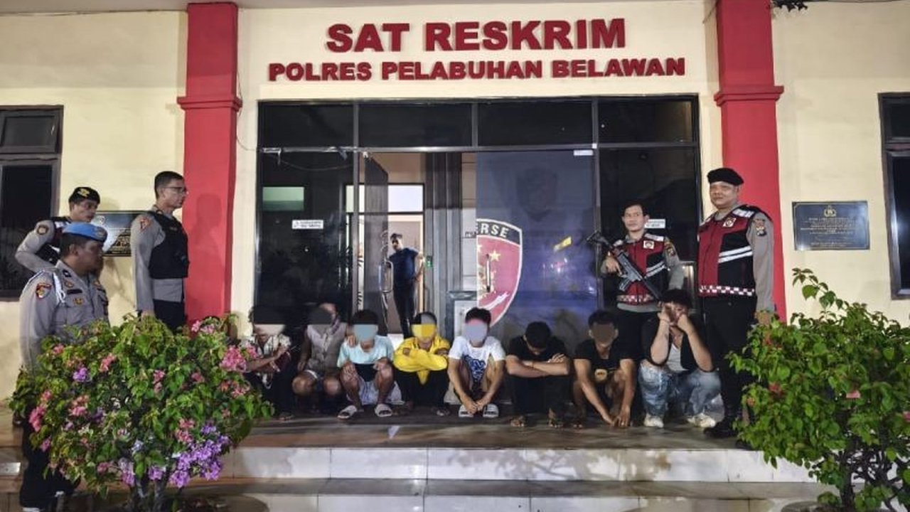 Polisi menangkap sembilan remaja yang tawuran di Jalan Selebes, Medan; tes urine menunjukkan enam di antaranya positif narkoba, polisi mengimbau orang tua untuk lebih memperhatikan anak-anak mereka.