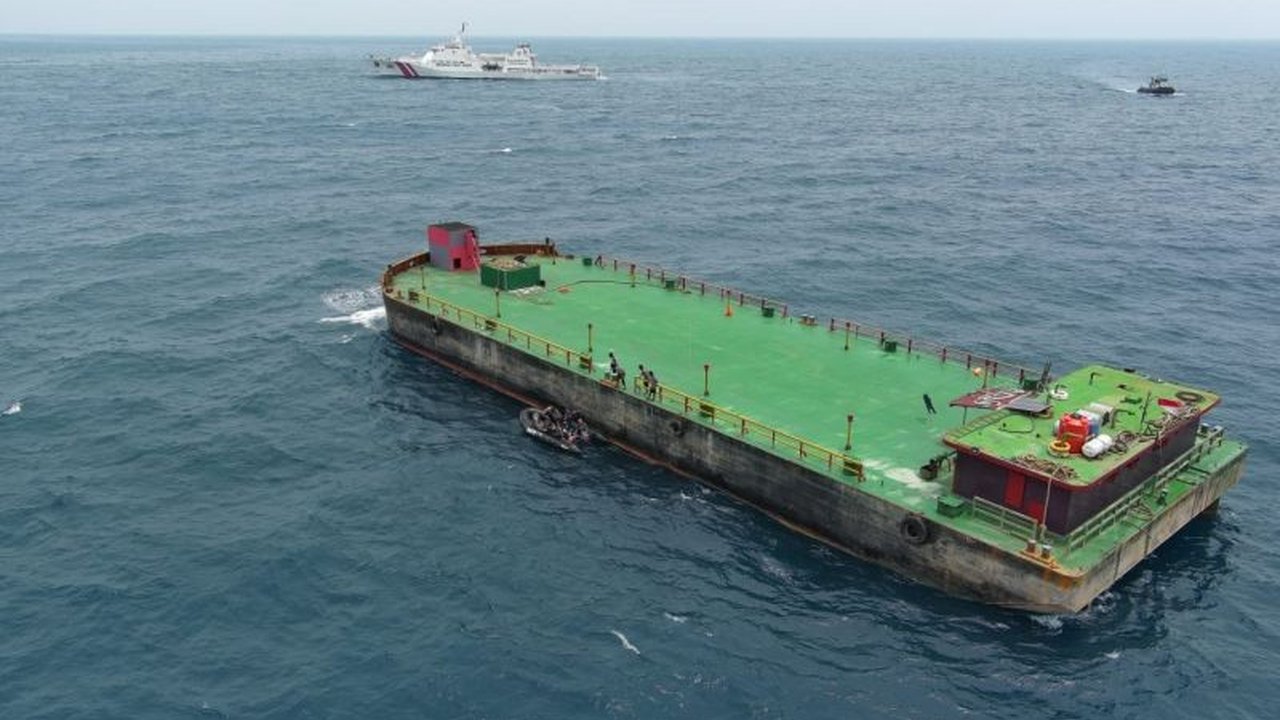 Badan Keamanan Laut (Bakamla) berhasil menyelamatkan enam awak kapal Tug Boat Mega 09 yang tenggelam di perairan utara Pulau Tempurung, Banten, Minggu (2/2), dan mengevakuasi tongkang yang hanyut.