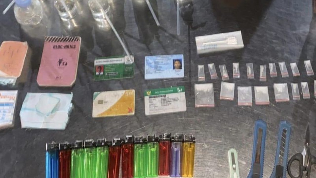 Pomdam I/BB dan Denpom I/5 Medan menangkap empat tersangka dan menyita 20 paket sabu (sekitar 30 gram), 15 bong, dan sejumlah barang bukti lainnya dalam penggerebekan di Medan, Sumatera Utara, pada Sabtu (1/2).