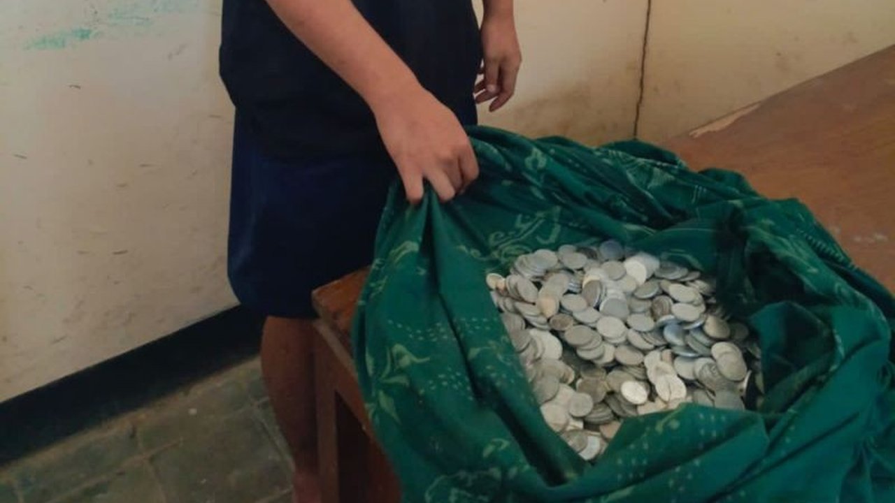 Seorang pencuri kotak amal masjid di Lombok Tengah, NTB, berinisial RN (22), ditangkap warga setelah aksinya diketahui dan berhasil dihentikan saat melarikan diri menggunakan angkutan umum.