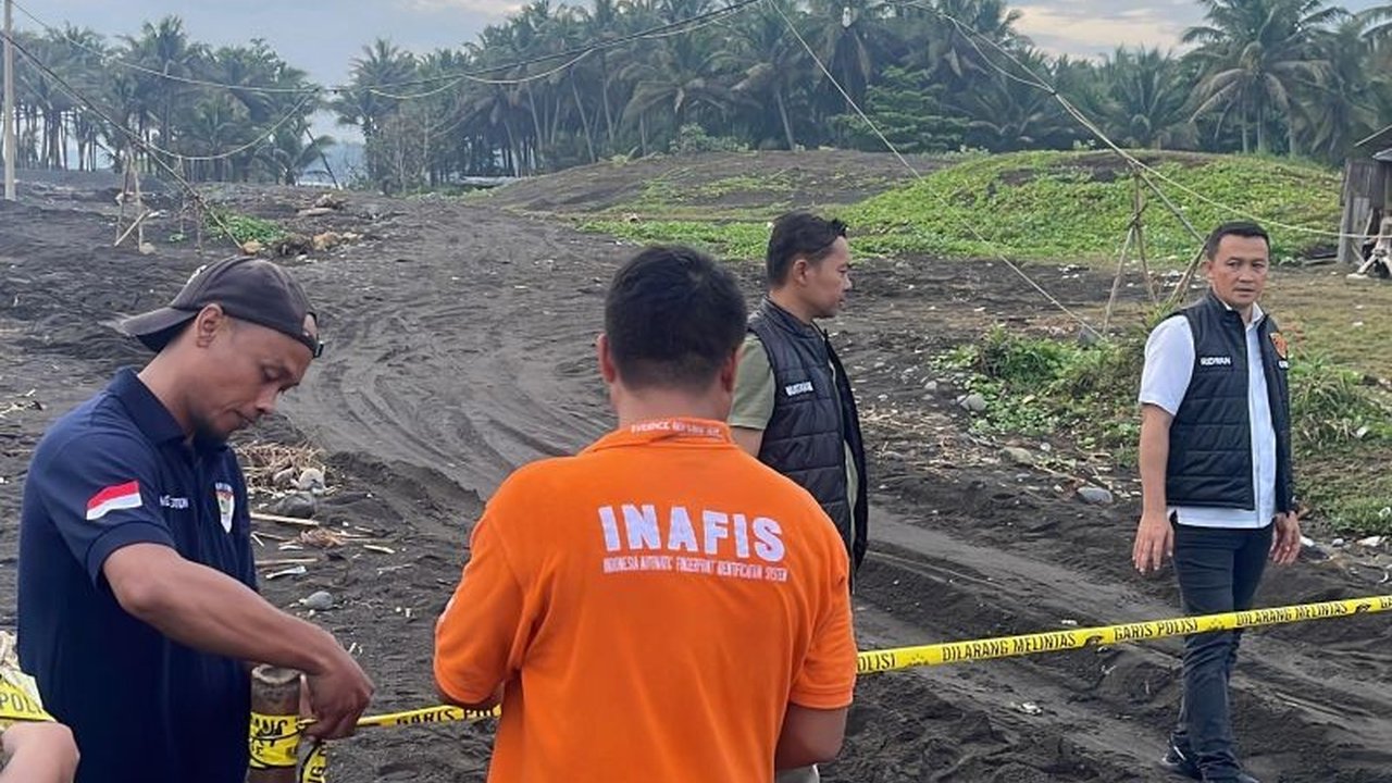 Polisi Resor Tasikmalaya dalami kasus penambangan pasir ilegal di pesisir selatan, dengan memanggil pengusaha dan aparatur terkait untuk dimintai keterangan setelah sebelumnya memasang garis polisi di lima lokasi.