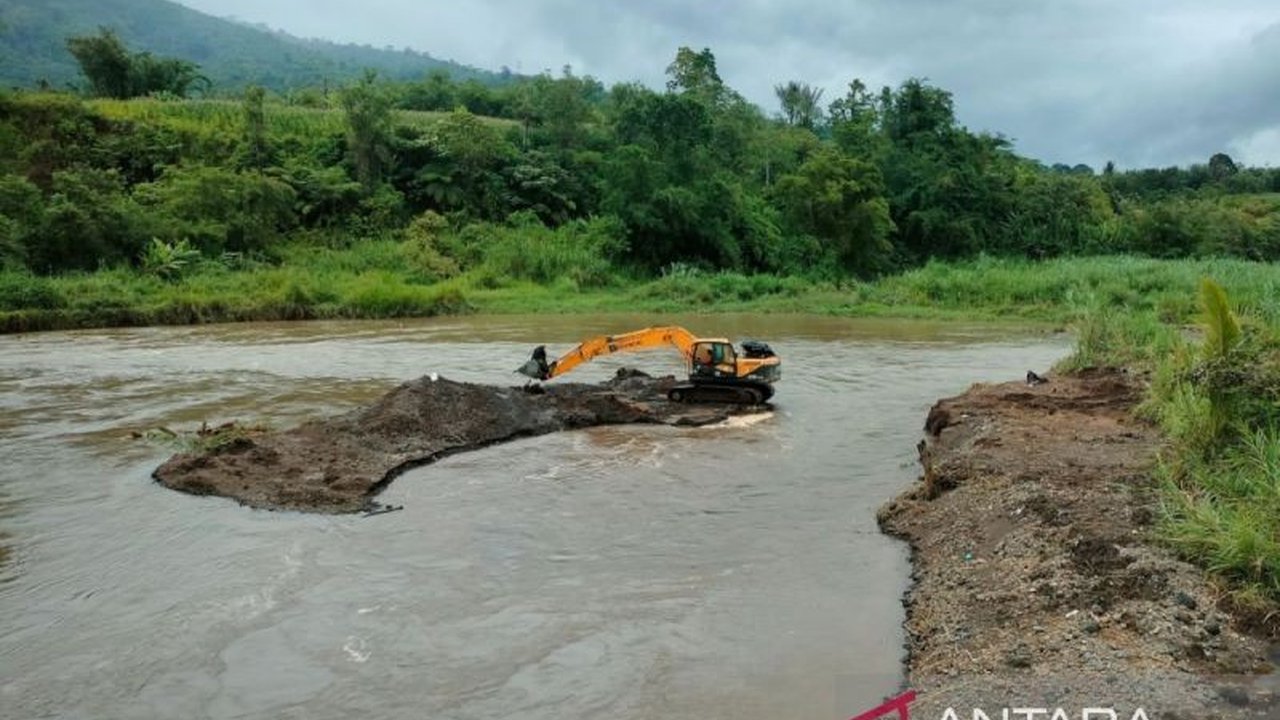 Sungai Musi di Rejang Lebong, Bengkulu, kembali normal setelah BPBD melakukan pengerukan pada akhir 2024, menindaklanjuti kerusakan jembatan akibat banjir.