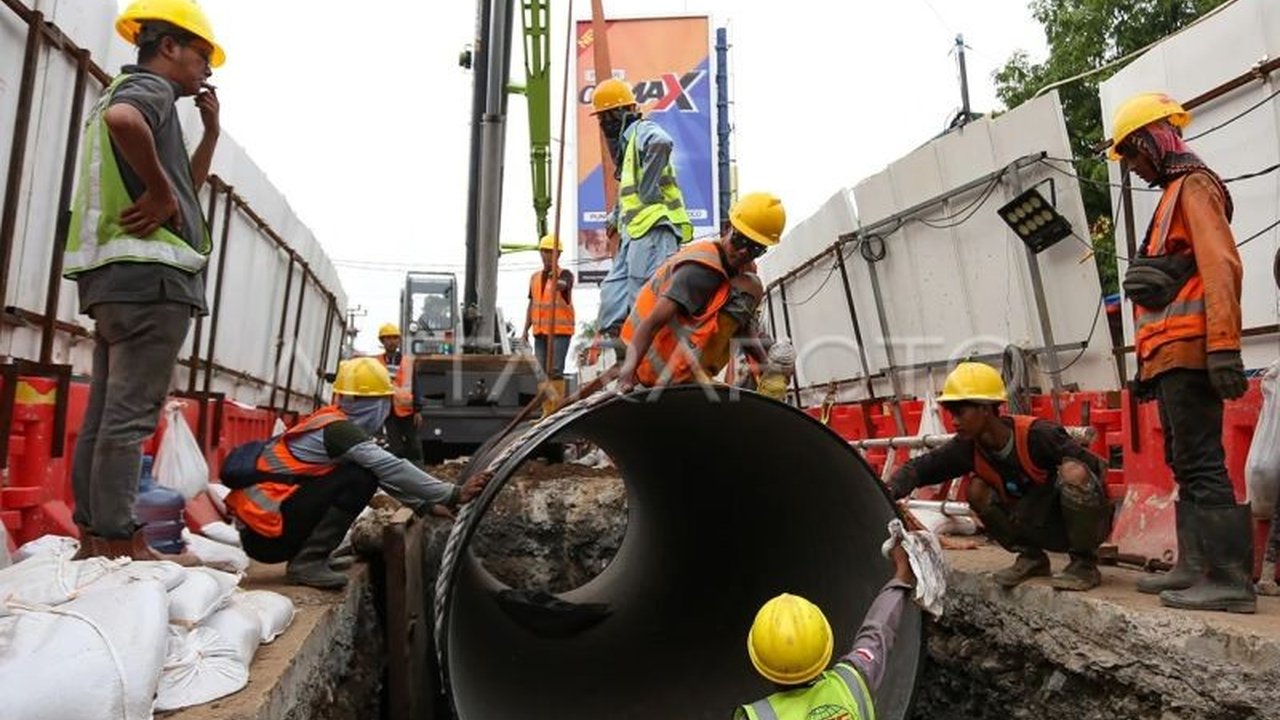 Pakar planologi mendorong PAM Jaya untuk meniru standar kota maju seperti Singapura, menyediakan air minum langsung dari keran, seiring kenaikan tarif air bersih di Jakarta pada Januari 2025.