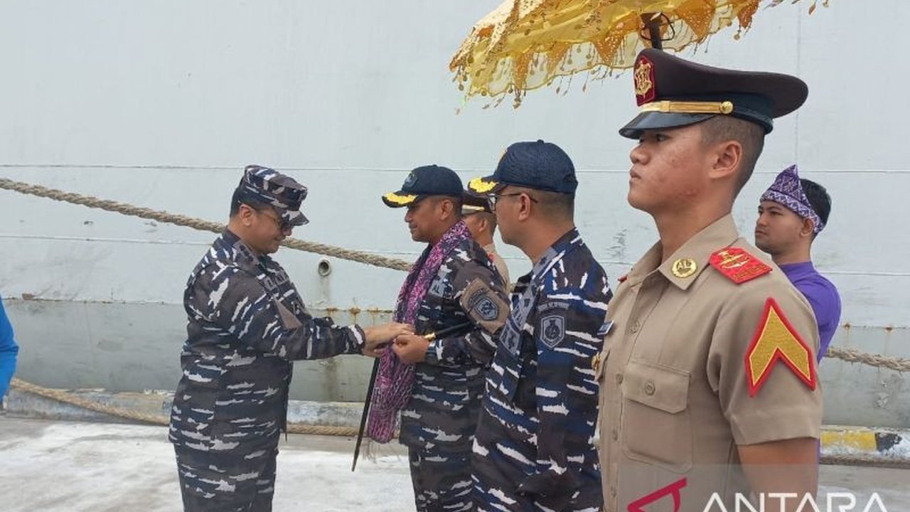 KRI Semarang-594, membawa 199 Taruna AAL Angkatan 73, tiba di Belinyu, Bangka Belitung, untuk latihan praktek pelayaran dan memperkuat kesadaran maritim masyarakat.