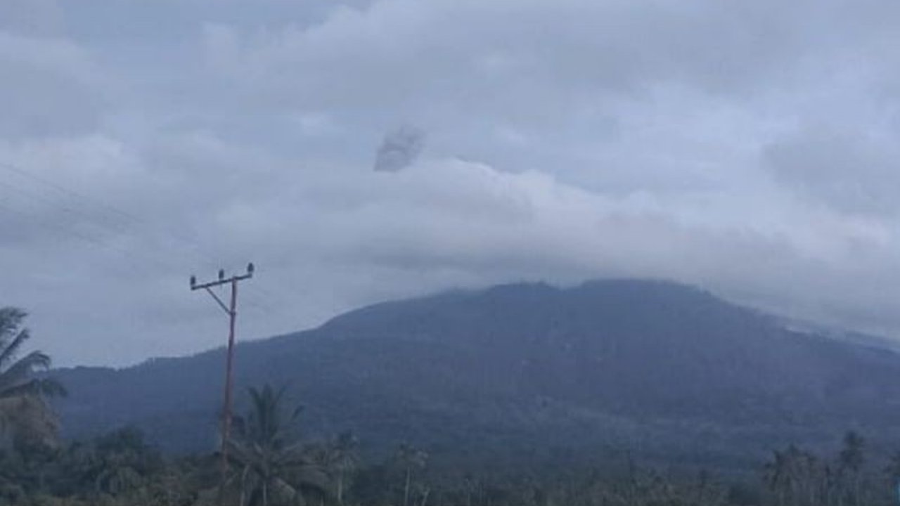 Gunung Lewotobi Laki-laki di Flores Timur mengalami dua kali erupsi pada Minggu, 2 Juli 2023, dengan kolom abu mencapai 700 meter di atas puncak pada erupsi kedua, menyebabkan imbauan pada masyarakat sekitar untuk waspada dan menjauhi radius 5 kilometer d