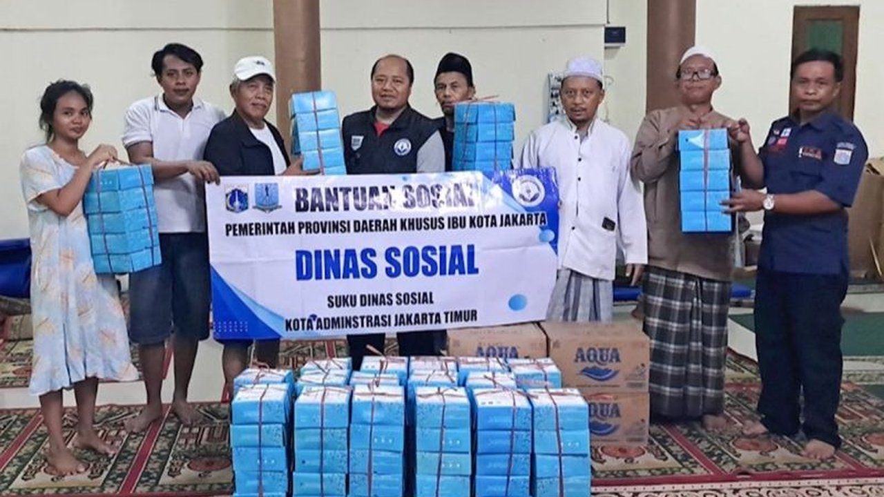 Sudinsos dan PMI Jakarta Timur memberikan bantuan makanan, sandang, dan kebutuhan lainnya kepada 13 keluarga korban kebakaran di Cipinang Muara, Jakarta Timur, yang terjadi pada 31 Januari 2024.