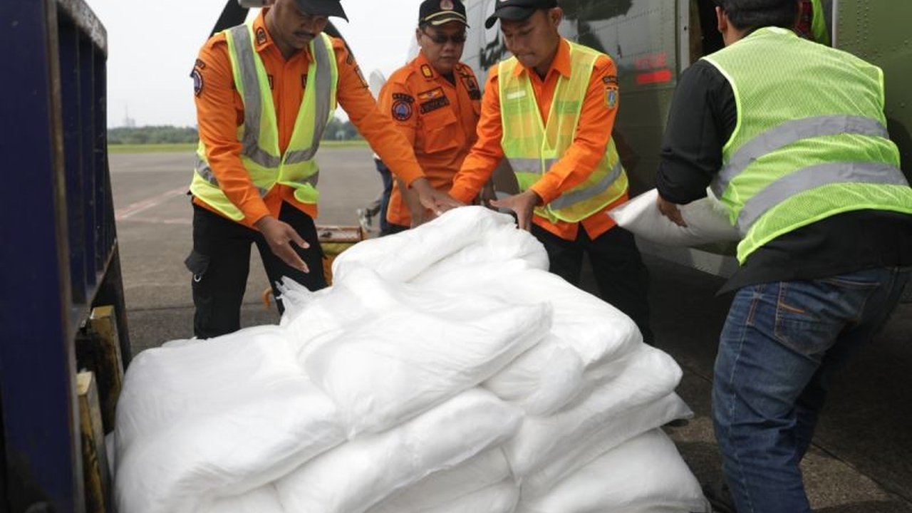 BPBD DKI Jakarta fokus pada modifikasi cuaca di Jakarta barat dan utara untuk mengurangi risiko bencana hidrometeorologi akibat cuaca ekstrem yang diperkirakan terjadi hingga 4 Februari 2025.