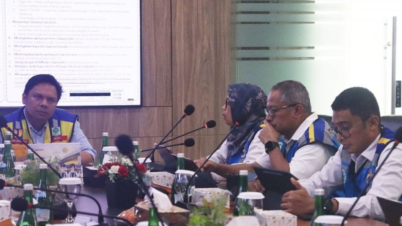 Dirjen Bina Marga, Roy Rizali Anwar, meninjau Tol Jakarta-Cikampek untuk memastikan layanan operasional jalan tol tersebut berjalan maksimal, termasuk kesiapan teknologi dan sinergi antar pihak.