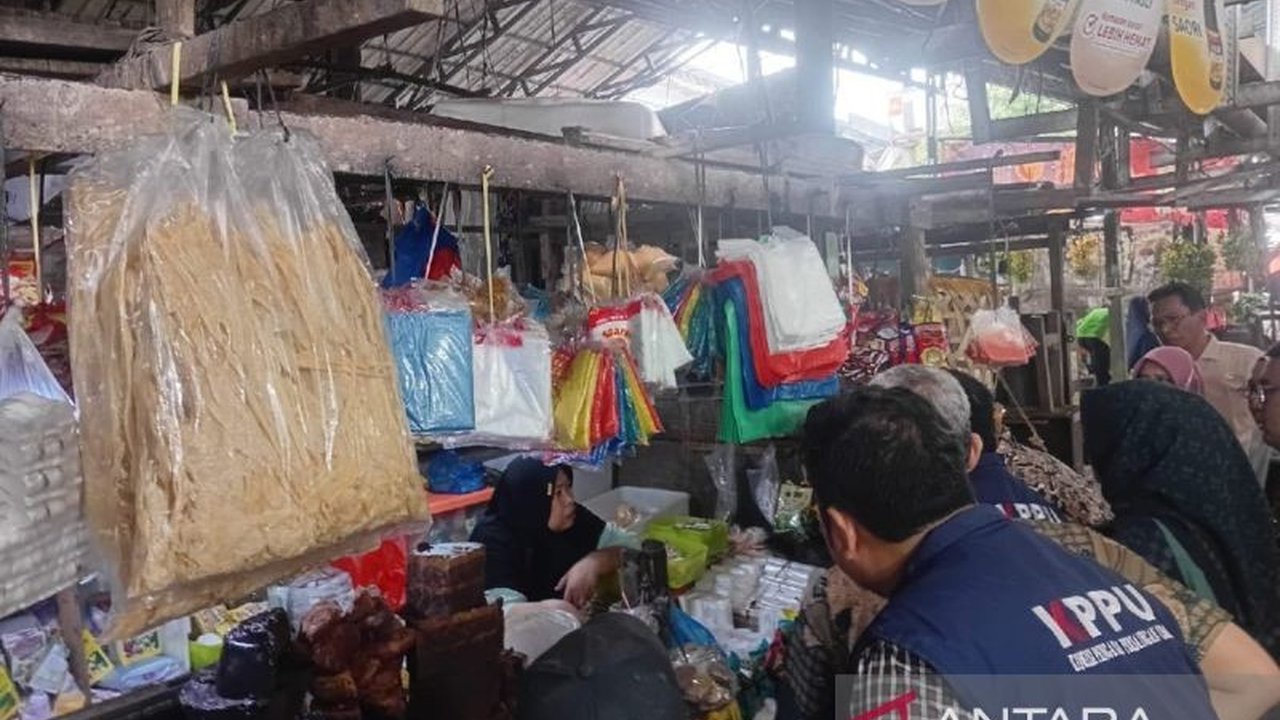 Ekonom Gunawan Benjamin menjelaskan pemantauan harga Minyakita di Medan oleh KPPU dan Dinas Perdagangan bertujuan mengevaluasi lonjakan harga yang mencapai Rp17.000 per liter, melebihi HET Rp15.700, dan mencari solusi untuk menekan harga.