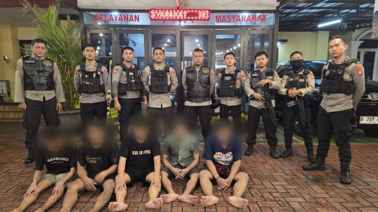 Polisi mengamankan lima remaja yang hendak tawuran di Tambora, Jakarta Barat, dan menyita sebuah busur panah sebagai barang bukti; polisi mengimbau orang tua untuk lebih mengawasi anak-anaknya.