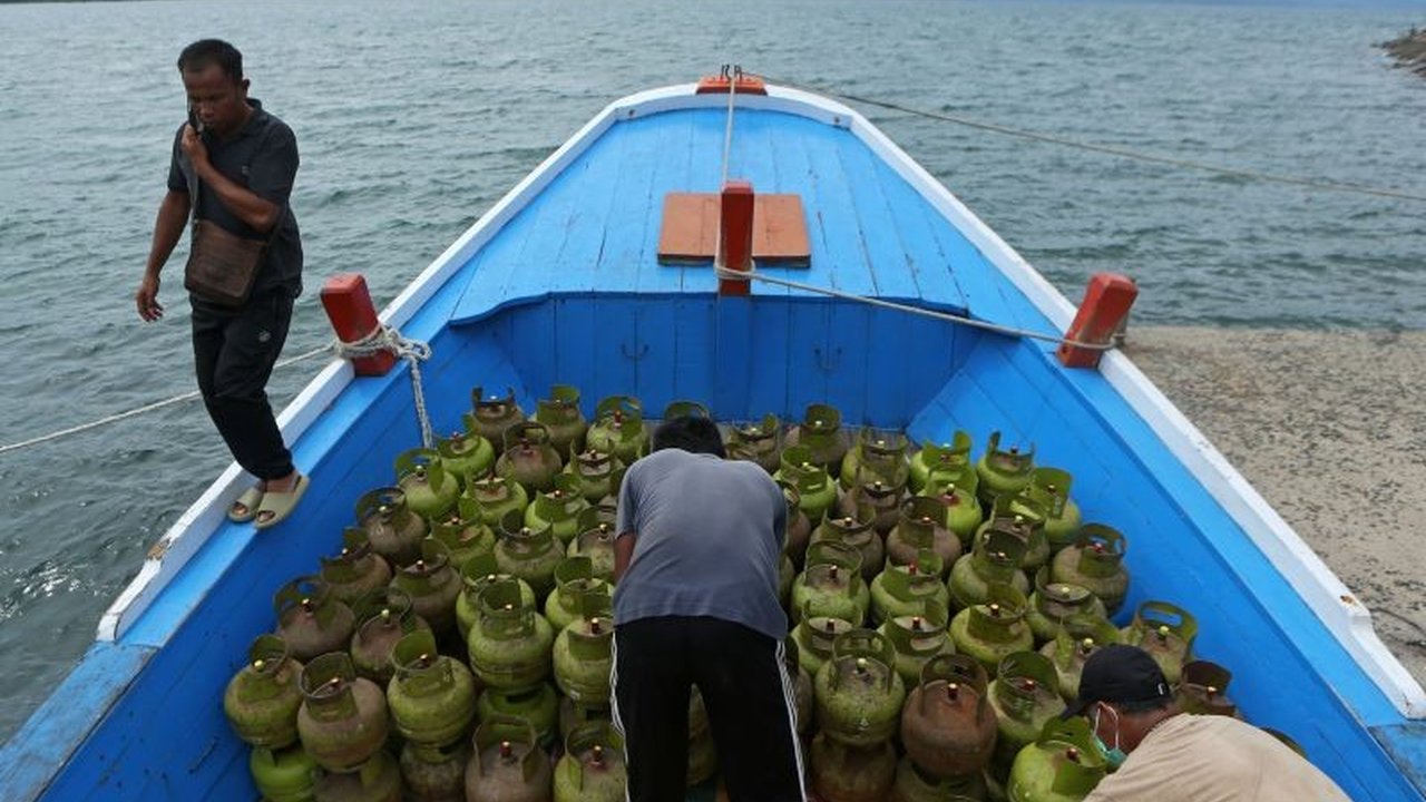 Kebijakan baru soal distribusi elpiji 3 kg hanya melalui pangkalan resmi menimbulkan pro-kontra, karena dinilai mempersulit akses masyarakat, terutama di daerah terpencil, dan berpotensi memicu praktik calo, sementara digitalisasi dan subsidi yang lebih t
