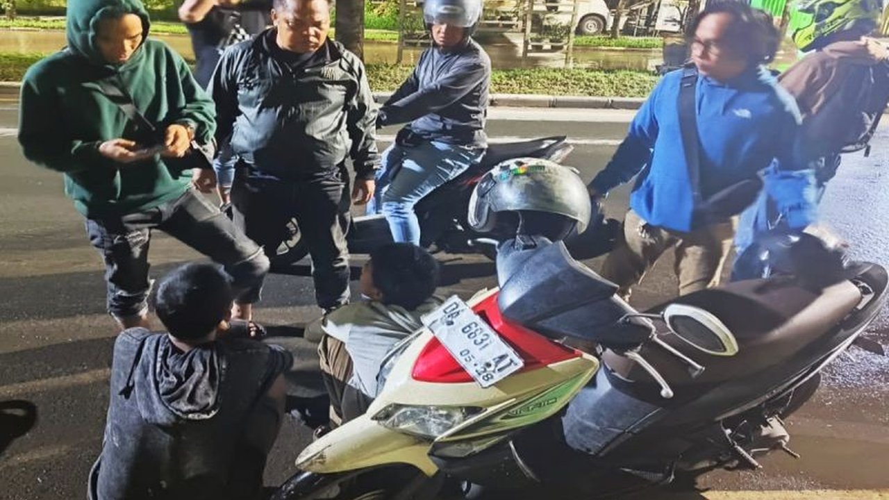 Polsek Banjarmasin Barat melakukan patroli dini hari untuk mencegah tawuran dan kejahatan jalanan, menyasar titik rawan dan berhasil menjaga situasi kondusif.