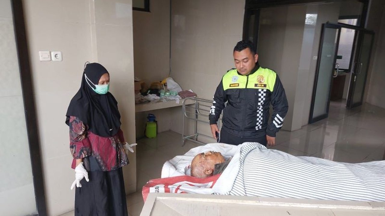 Kecelakaan sepeda motor di Blitar mengakibatkan satu pengendara Honda Supra meninggal dunia, sementara identitas korban berhasil diungkap polisi setelah proses pencarian yang melibatkan keluarga.