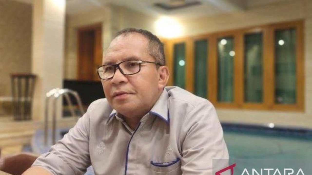 Wali Kota Makassar Danny Pomanto mengusulkan sistem domisili sebagai solusi utama PPDB 2025, tetapi mengakui perlunya strategi tambahan seperti kolaborasi dengan sekolah swasta untuk memastikan pemerataan pendidikan.