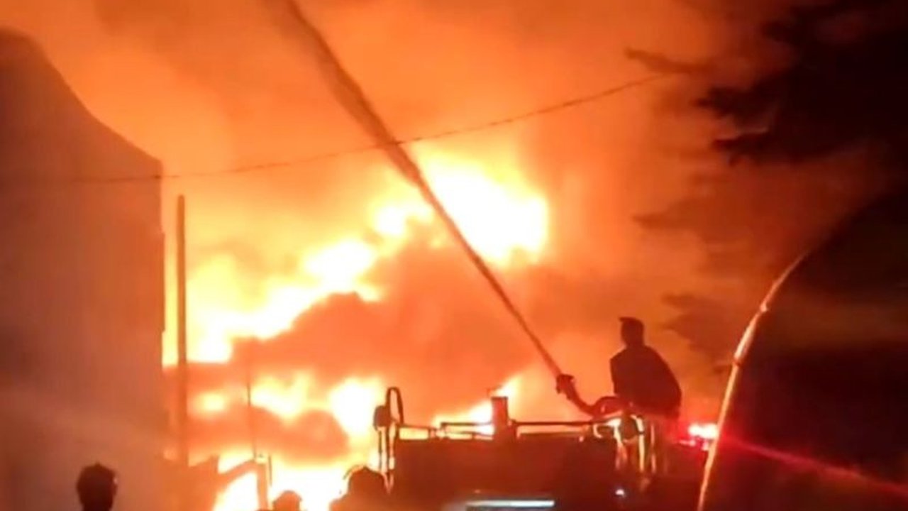 Sebanyak 112 petugas Gulkarmat Jakarta Selatan berhasil memadamkan kebakaran di sejumlah rumah di Manggarai, Jakarta Selatan pada Minggu malam, 2 Februari 2024, setelah menerima laporan pukul 21.09 WIB.