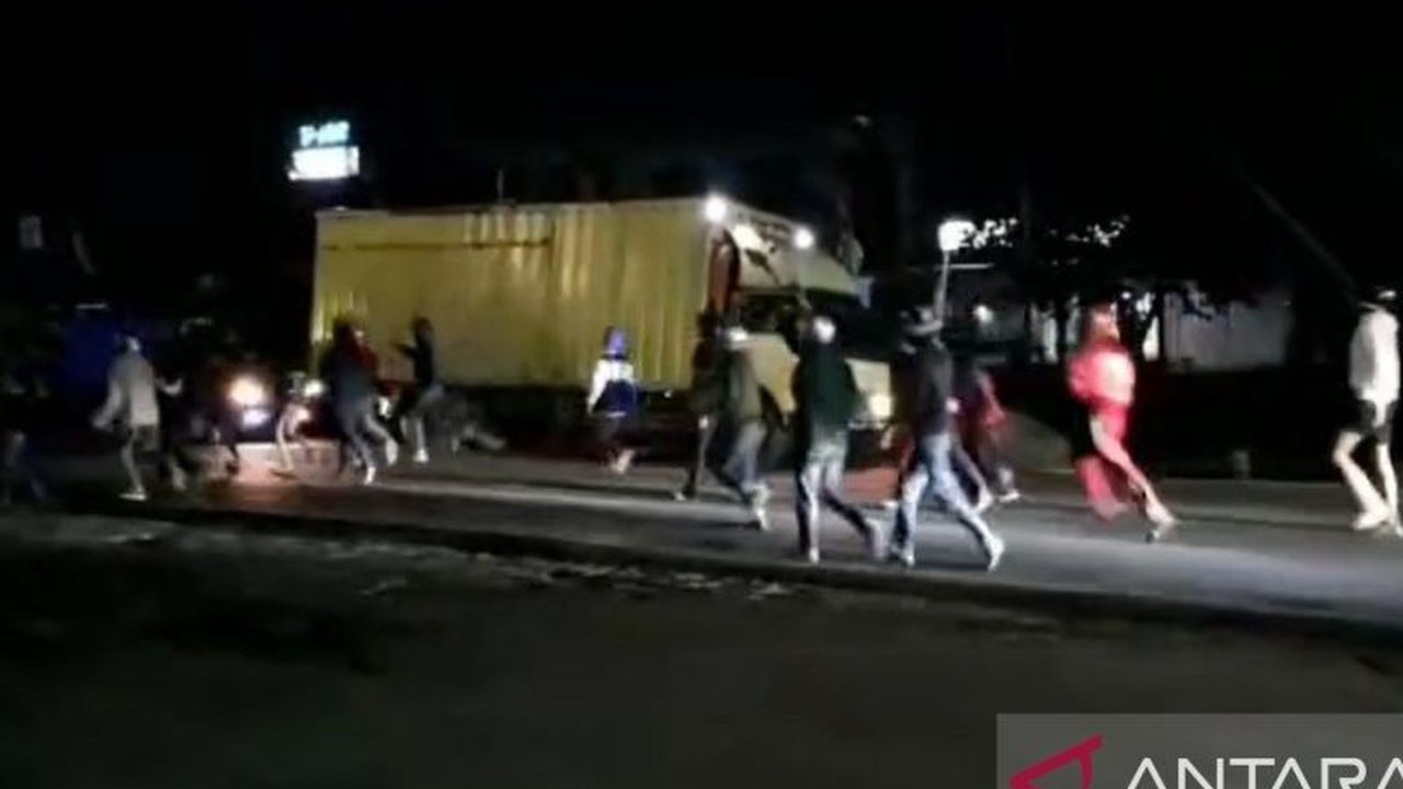 Polres Sukabumi memburu puluhan anggota geng motor yang beraksi di perbatasan Sukabumi-Bogor pada Jumat dini hari, 31 Januari 2024, membawa senjata tajam dan meresahkan warga.