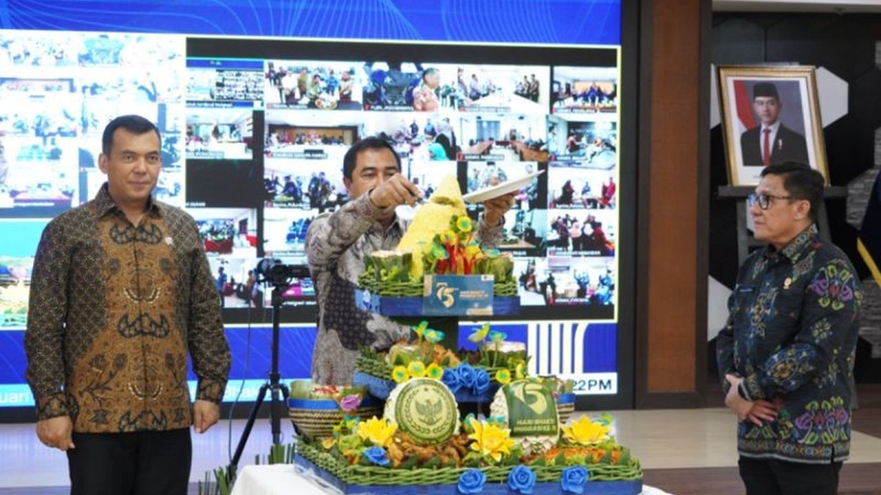 Kementerian Imigrasi mencopot sekitar 30 pejabat imigrasi Bandara Soekarno-Hatta setelah Kedutaan Besar China laporkan 44 kasus pungutan liar terhadap warga negaranya.