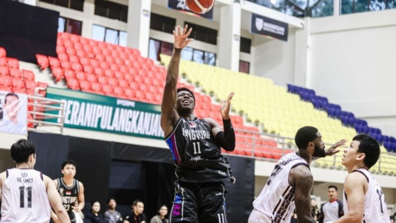 Hangtuah Jakarta meraih kemenangan telak 100-59 atas Bima Perkasa Jogja pada pekan keempat IBL 2025 di Yogyakarta, Minggu (03/02), berkat strategi agresif di kuarter ketiga dan performa apik Samuel Adewunmi dan Adonys Henriquez.