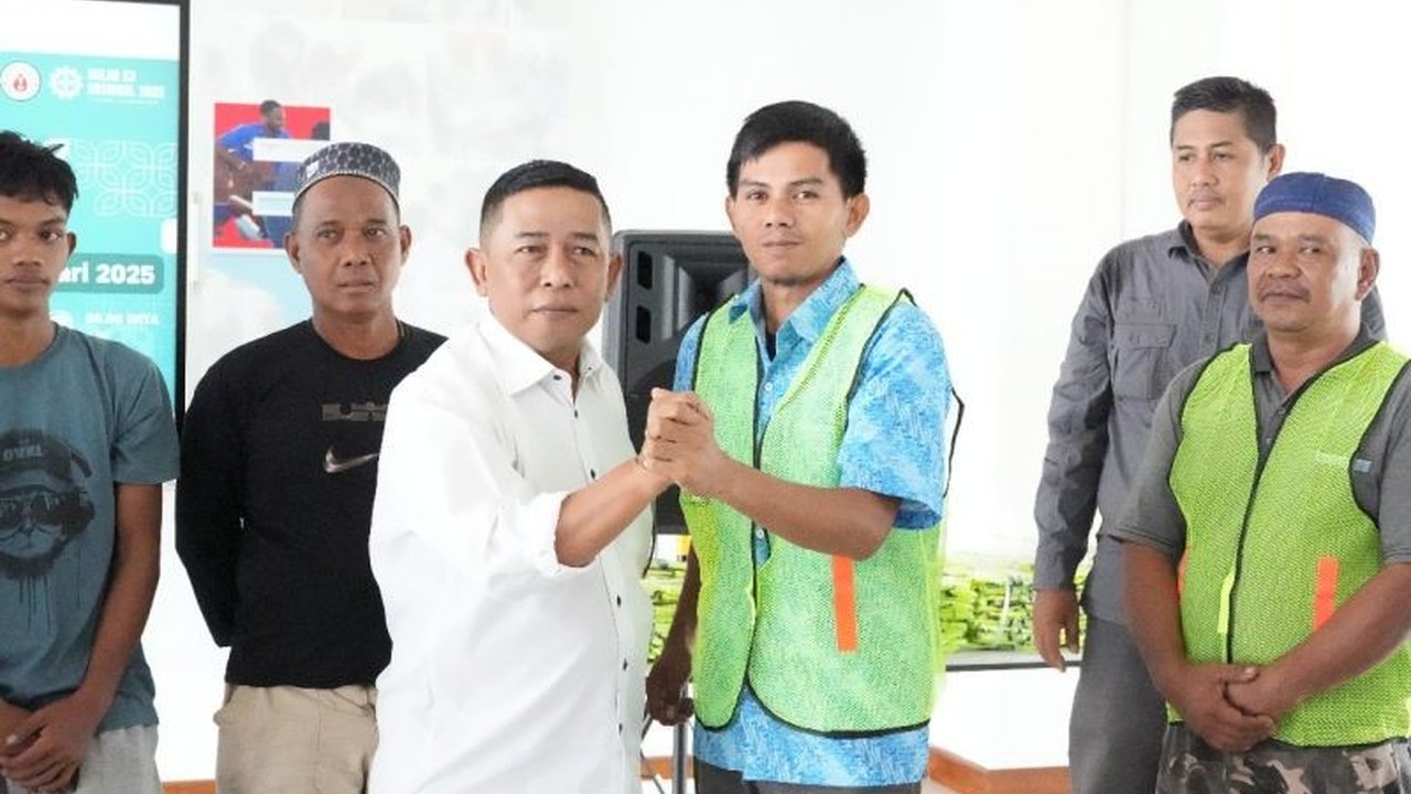 PT Pelindo (Persero) menunjukkan komitmen keselamatan dengan memberikan 1000 rompi keselamatan kepada sopir Jasa Pengurusan Transportasi (JPT) di Pelabuhan Makassar, diapresiasi KSOP dan ALFI.