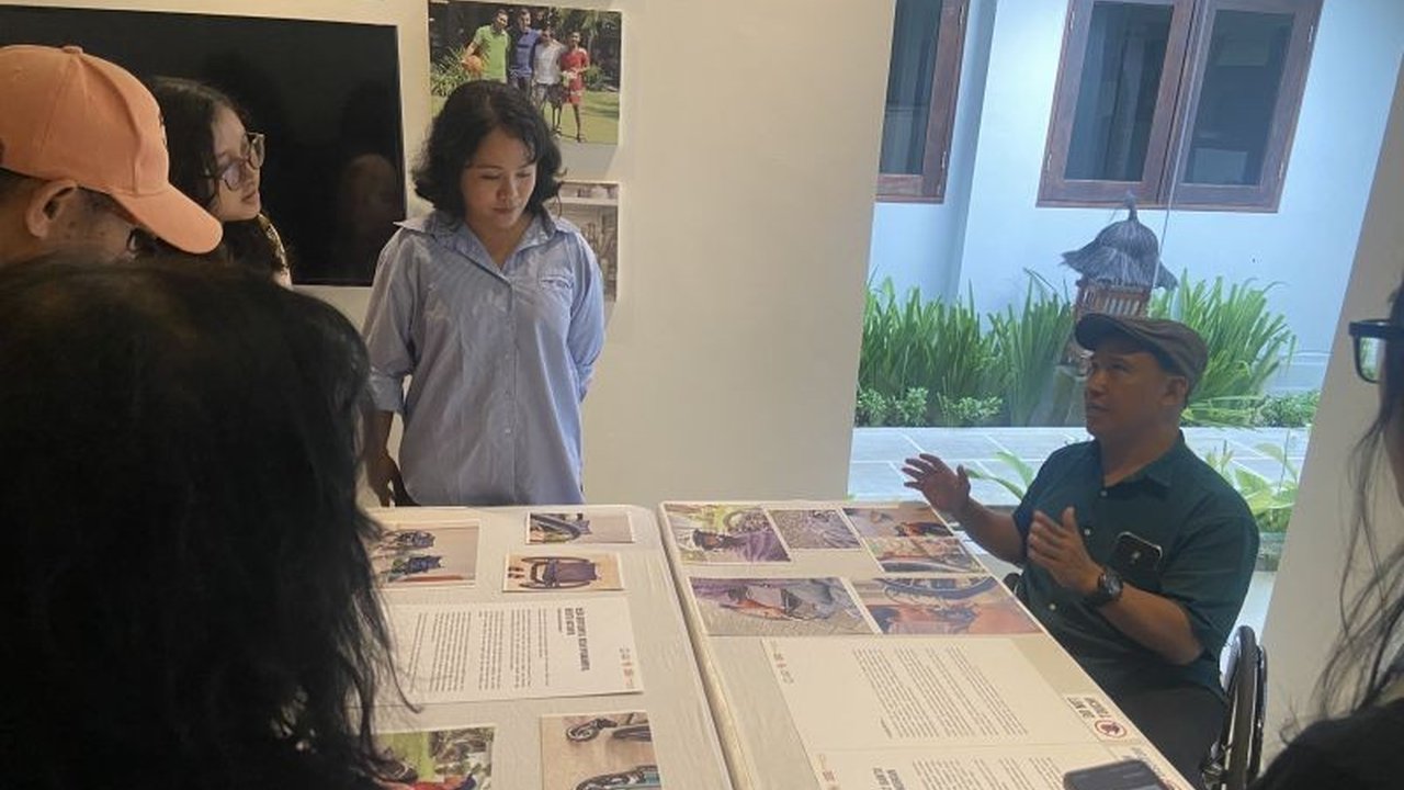 Tujuh penyandang disabilitas fisik di Bali pamerkan hasil foto alat bantu mereka, sekaligus menyuarakan pentingnya alat bantu adaptif yang sesuai kebutuhan.