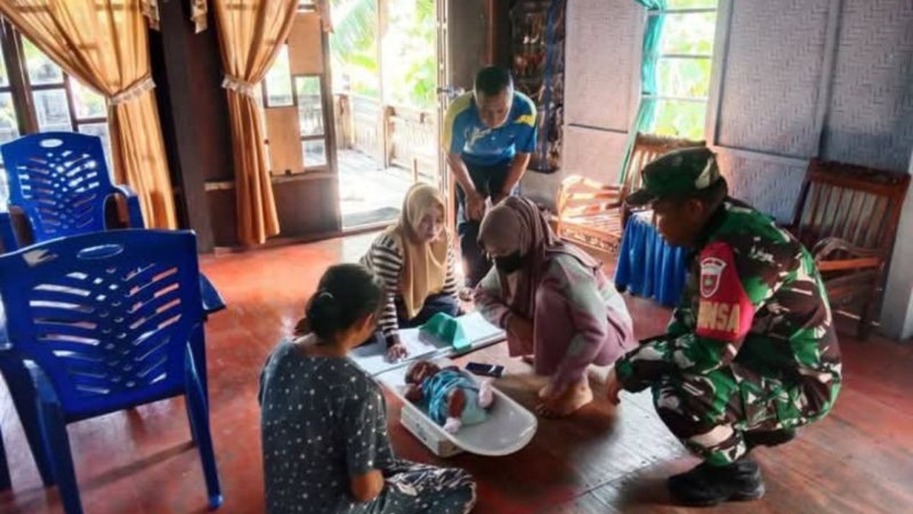 Kodim 1401 Majene, Sulawesi Barat, menjalankan program penimbangan balita dari rumah ke rumah untuk mencegah stunting, melibatkan Babinsa, tenaga kesehatan, kader Posyandu, dan pemerintah desa.