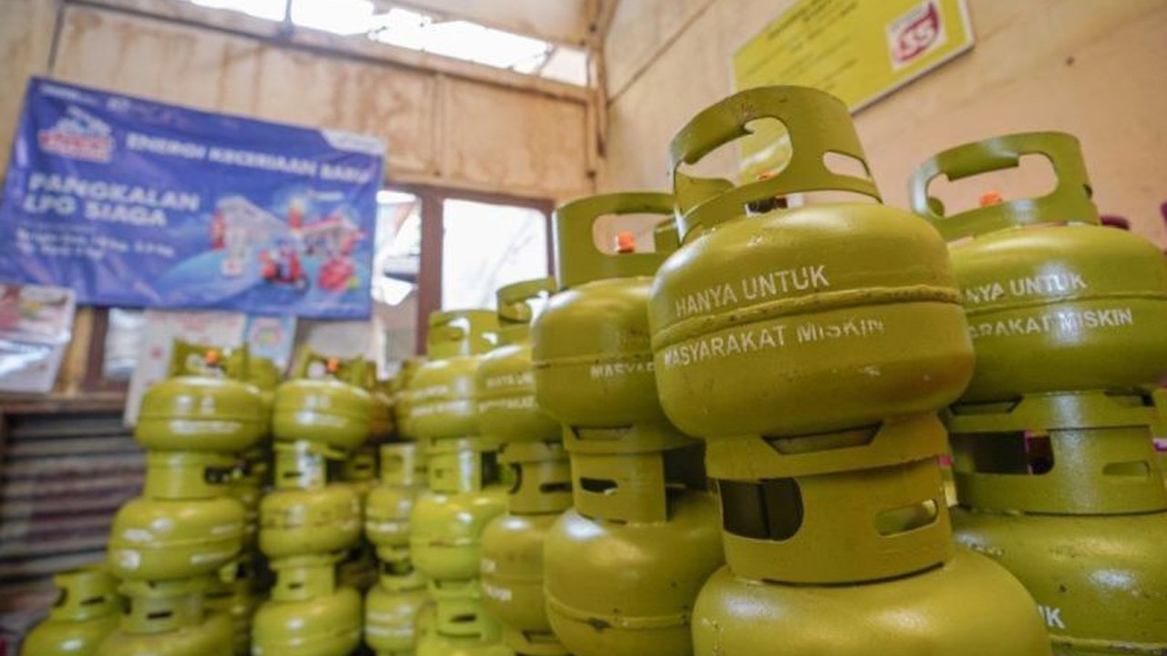 Kebijakan pemerintah yang mewajibkan penjualan LPG 3 kg hanya di pangkalan resmi mulai Februari 2024, dinilai Puskepi tidak menjamin pengurangan beban subsidi karena masalah utama ada pada Perpres 104 Tahun 2007 yang kurang jelas dan pengawasan yang lemah