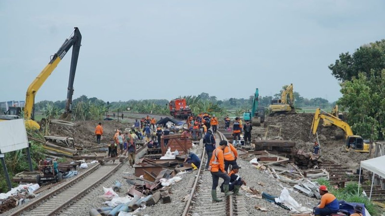 PT KAI mengalihkan 30 perjalanan kereta api rute Semarang-Surabaya hingga 5 Februari 2025 akibat terputusnya jalur rel di Grobogan karena banjir, sementara 8 perjalanan KA lainnya dibatalkan.