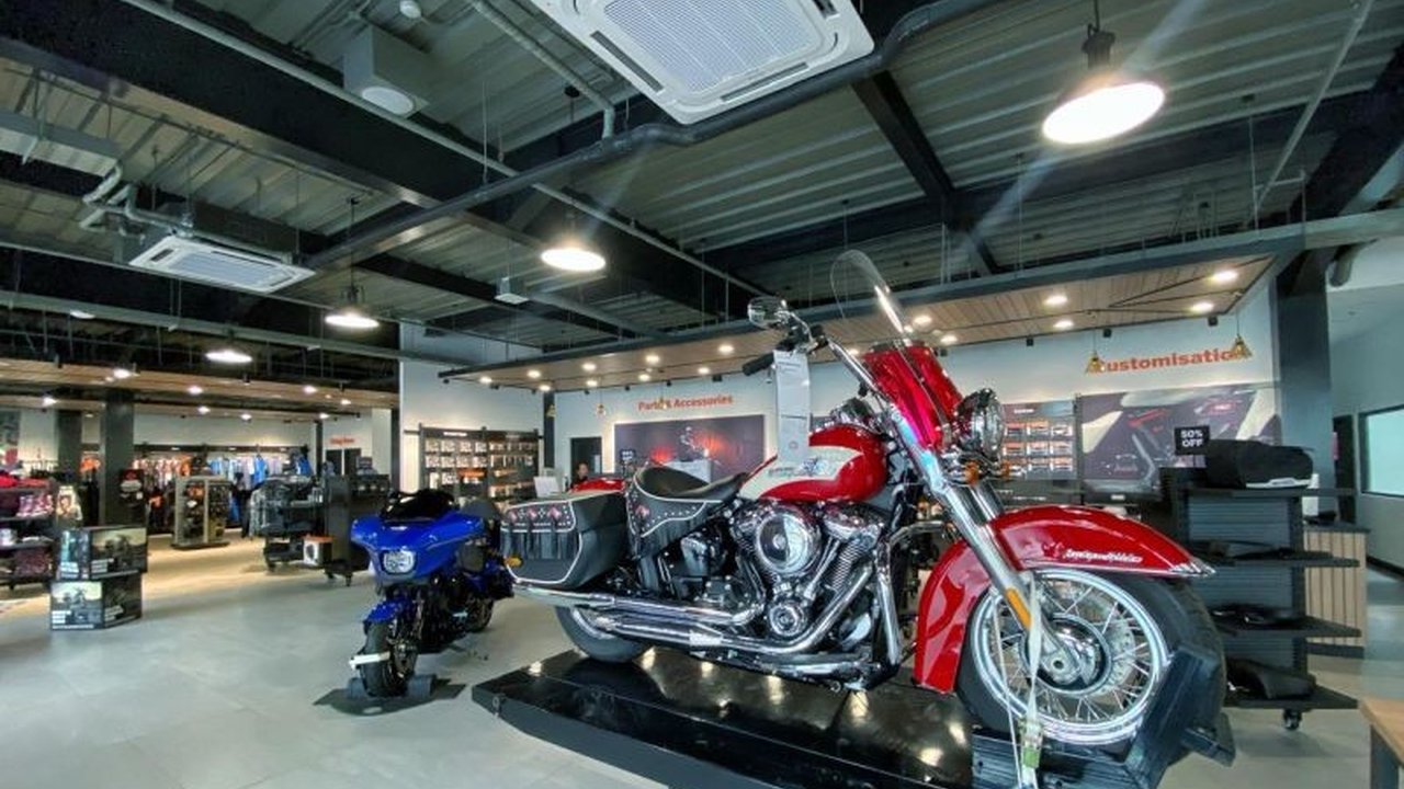 Anak Elang Harley-Davidson (AEH-D) resmi membuka diler baru di Jakarta Selatan, menawarkan fasilitas lengkap termasuk bengkel servis, ruang komunitas, dan hiburan, guna mendekatkan diri pada konsumen dan komunitas Harley-Davidson.