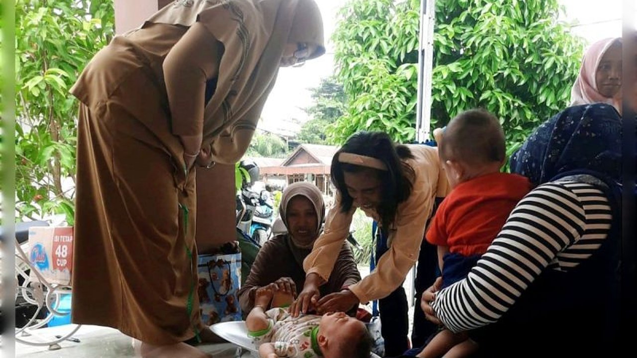 Program Pemberian Makanan Tambahan (PMT) berbasis pangan lokal di Kotim, Kalimantan Tengah, berhasil meningkatkan tumbuh kembang balita, meskipun masih ada tantangan dalam jangkauan sasaran.