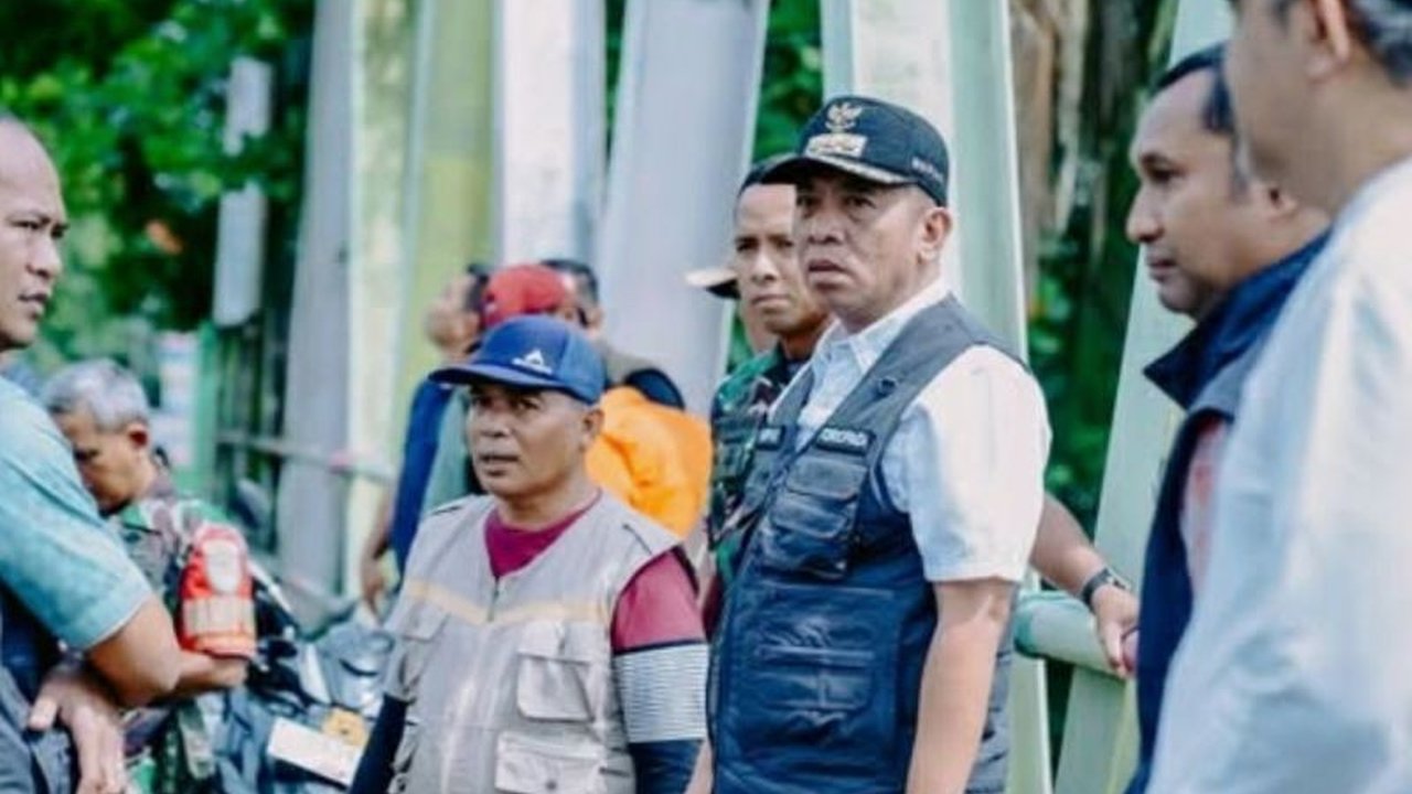 Bupati Karawang, Aep Syaepuloh, fokus maksimalkan fungsi drainase dan saluran air untuk atasi banjir yang melanda sejumlah wilayah di Karawang, termasuk menyalurkan bantuan bagi warga terdampak.