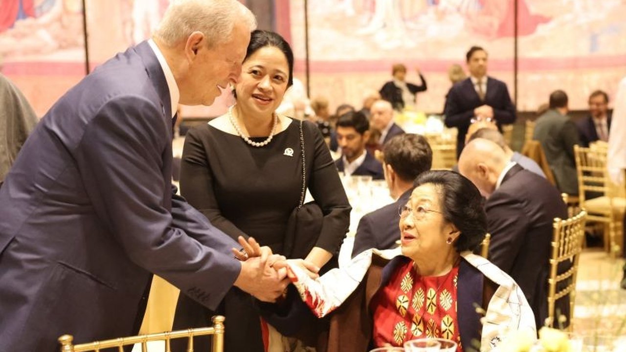 Megawati Soekarnoputri bertemu dan berbincang dengan Al Gore serta Kardinal Pietro Parolin, Menlu Vatikan, dalam acara World Leaders Summit on Children's Rights di Vatikan.
