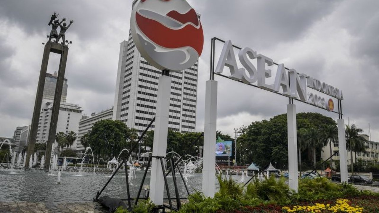 Di bawah kepemimpinan Malaysia, ASEAN pada 2025 menghadapi tantangan kompleks seperti krisis Myanmar, ketegangan Laut China Selatan, dan persaingan kekuatan besar, namun berupaya memperkuat kerja sama politik-keamanan dan menjaga perdamaian regional.