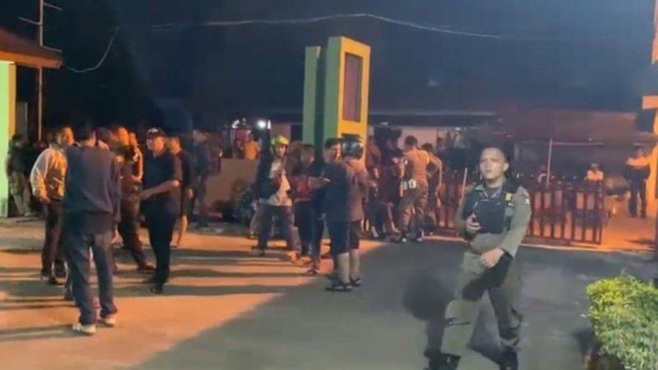 Kerusuhan terjadi di Kantor Satpol PP Padang Minggu malam (2/2) akibat penertiban pedagang di Jalan Permindo, polisi berhasil meredakan situasi dan mengamankan lokasi.