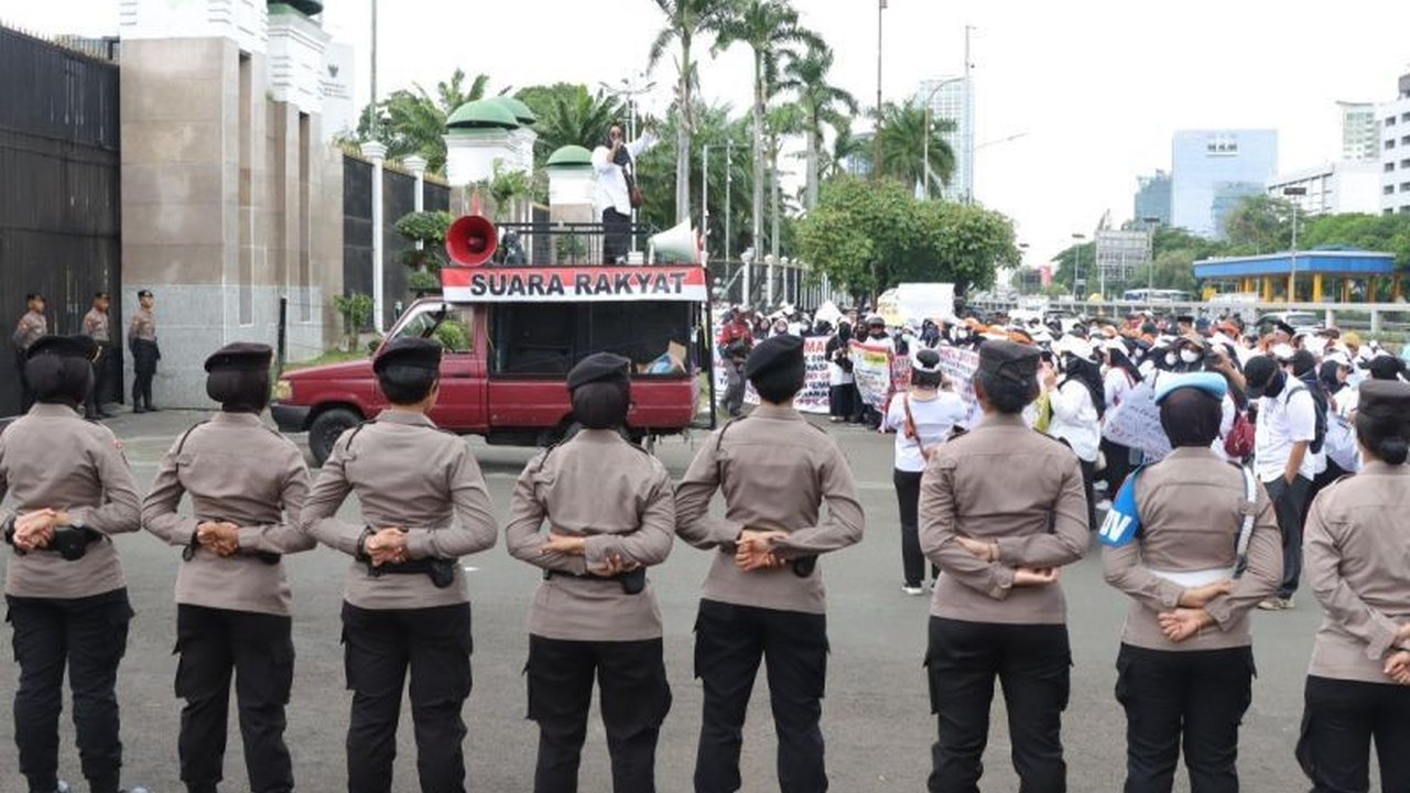 Sebanyak 1394 personel gabungan mengamankan aksi Aliansi Honorer R2 dan R3 Indonesia di depan Gedung DPR RI Jakarta Pusat pada 3 Februari 2024, dengan fokus mencegah masuknya massa ke gedung dan menjaga keamanan.
