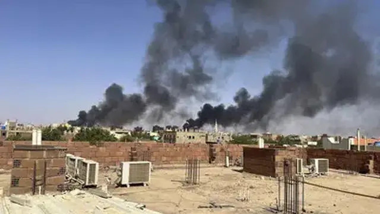 Suasana perang antara kelompok militer dan paramiliter di Sudan. (Dok: AP News)