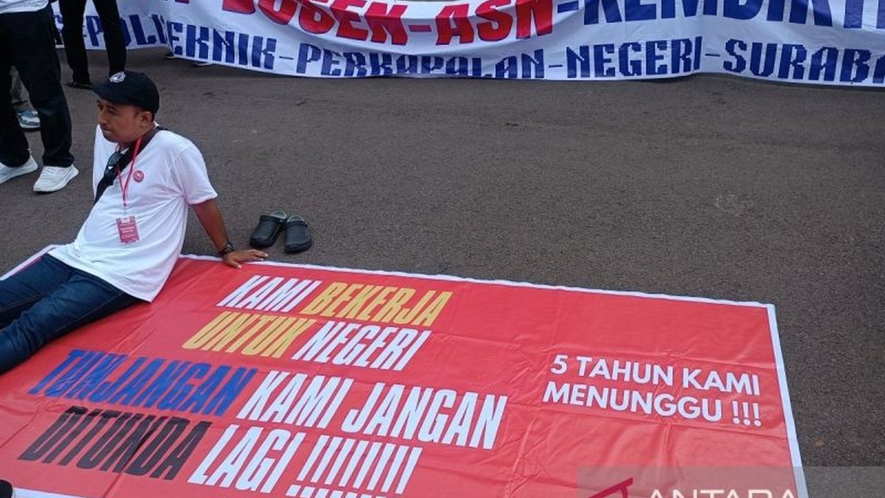 Aliansi Dosen ASN Kemdikbudristek (ADAKSI) menggelar aksi di Patung Kuda, Jakarta, menuntut pembayaran tunjangan kinerja (Tukin) yang belum dibayarkan sejak 2020,  menganggap pemerintah belum adil dalam pendistribusian anggaran Tukin.