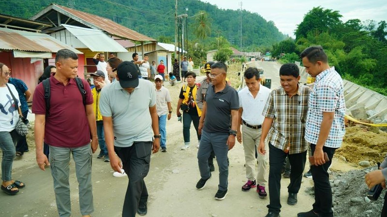 Gubernur Sulteng, Rusdy Mastura, meninjau perbaikan Jalan Trans Sulawesi di Poso yang putus akibat longsor pada 23 Januari 2024; pemerintah provinsi dan kabupaten berkolaborasi untuk pemulihan akses transportasi.