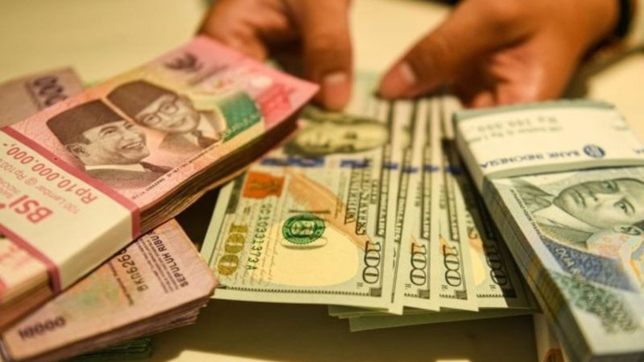 Kejadian kurs dolar AS di Google yang salah, yaitu Rp8.170, memicu diskusi tentang dampak apresiasi rupiah secara tiba-tiba dan pelajaran dari sejarah penguatan Yen Jepang dan Krona Islandia.