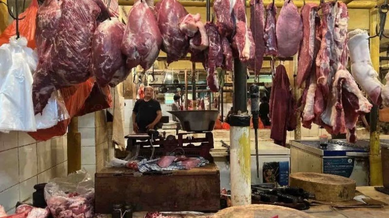 Data PIHPS Bank Indonesia menunjukkan harga daging sapi kualitas I mencapai Rp143.750 per kg, cabai rawit merah Rp58.700 per kg, dan komoditas pangan lainnya di tingkat pedagang eceran nasional pada Senin, 2 Januari 2024.