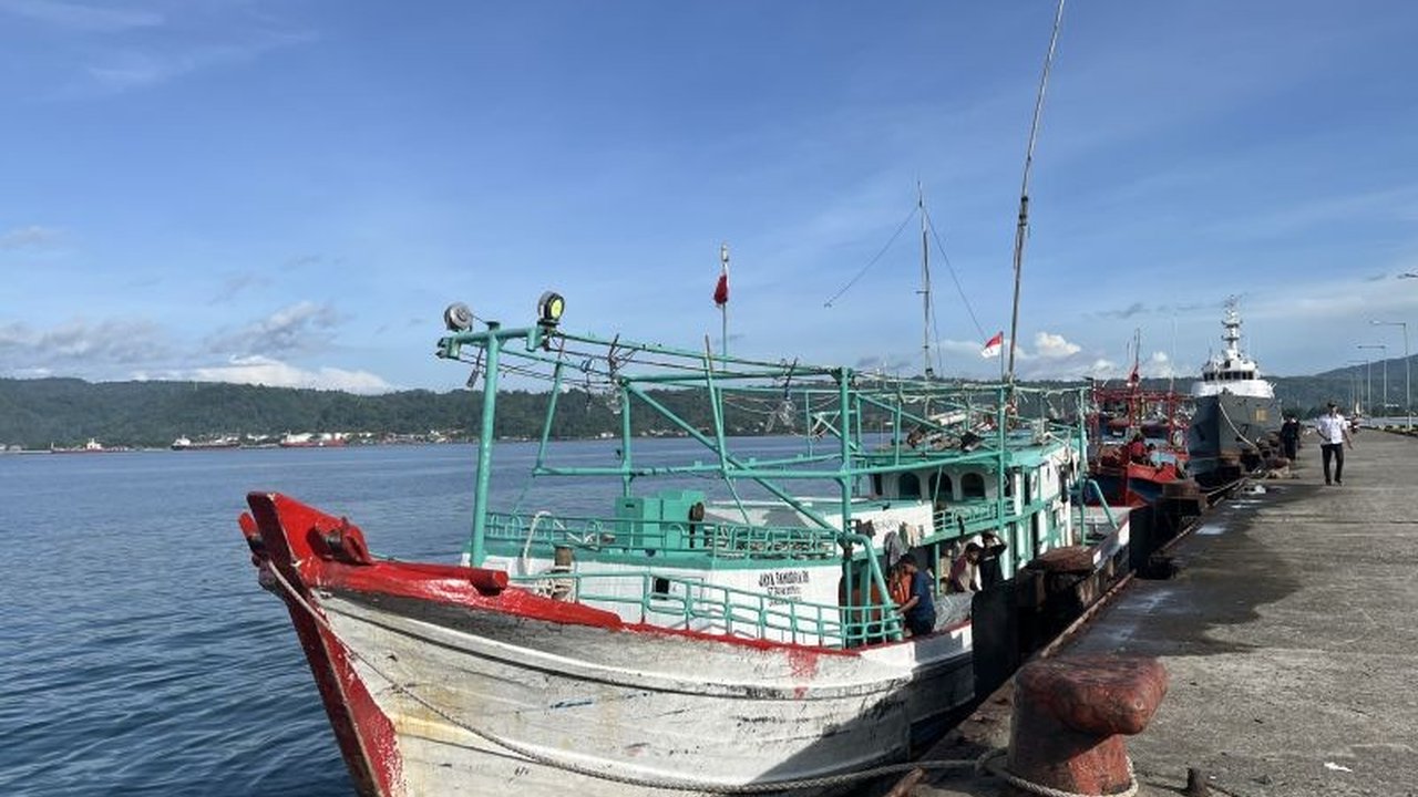 BMKG memperingatkan potensi gelombang laut setinggi 4 meter di tujuh wilayah perairan Maluku pada 3-6 Februari 2025, mengancam keselamatan pelayaran.