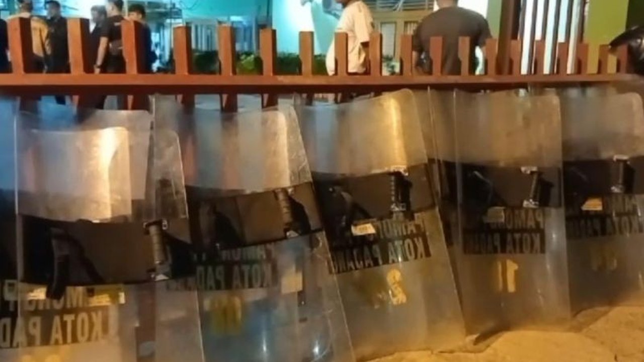 Penertiban pedagang kaki lima (PKL) di kawasan Permindo Padang pada Minggu malam berujung ricuh dan menimbulkan korban luka dari kedua belah pihak, akibat pencabutan Perwako 438 Tahun 2018 yang sebelumnya mengatur operasional PKL di lokasi tersebut.