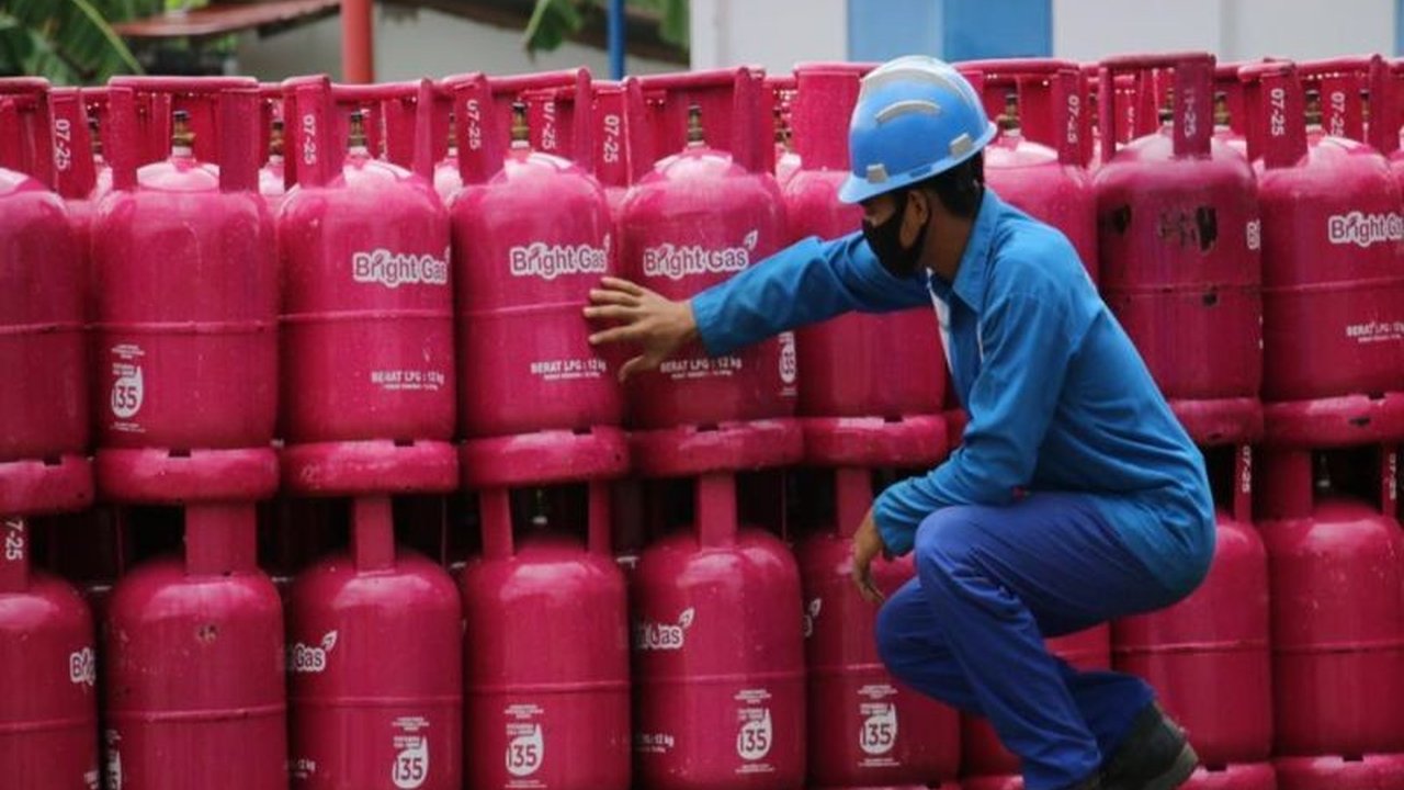 Pertamina Patra Niaga membantah kabar yang menyebutkan bahwa Bright Gas 3 kg akan menggantikan gas melon subsidi, menegaskan bahwa Bright Gas hanya tersedia dalam ukuran 5,5 kg dan 12 kg.